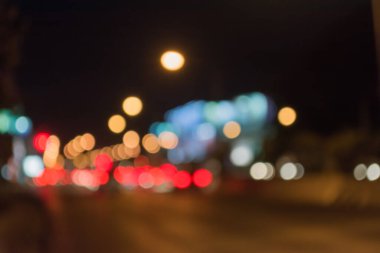 Arkaplan kullanımı için gece vakti renkli ışıkları olan bulanık sokak bokeh görüntüsü .