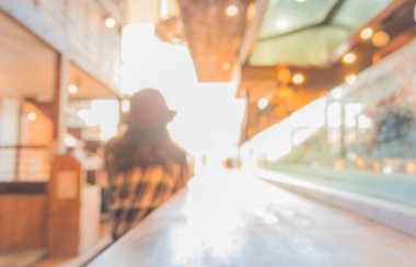 Japon restoranının bulanık görüntüsü ve arka plan kullanımı için yemeğini bekleyen bayan müşteri..