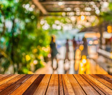 Arka planda insanlar olan bulanık görüntü ürkütücü koridor.