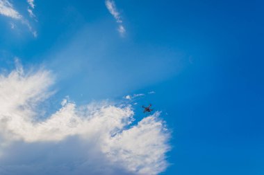 Chiang Mai, Tayland - 11 Temmuz 2015: Drone quadrocopter Dji Phantom 3 Professional ve yüksek çözünürlüklü dijital kamera. Hava fotoğrafı ve video için ekipman.