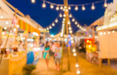 Caddedeki gece festivalinin bulanık görüntüsü Bokeh ile bulanık arkaplan .