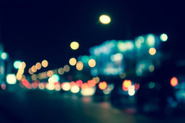 Arka plan kullanımı için gece vakti renkli ışıkları olan bulanık sokak Bokeh 'inin klasik ton görüntüsü .