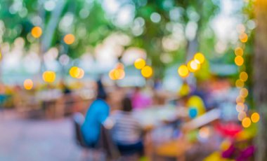 Arkaplan kullanımı için Bokeh ile gündüz saatinde restoranın bulanık görüntüsü.