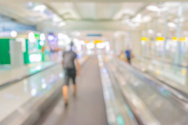 Havaalanında arka plan kullanımı için insanlarla dolu uzun koridorun soyut bulanık resmi .