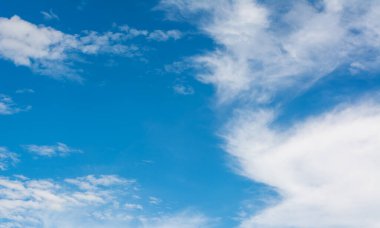arkaplan kullanımı için mavi gökyüzü ve beyaz bulutların gündüz görüntüsü.