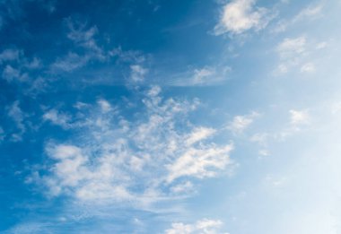 arkaplan kullanımı için mavi gökyüzü ve beyaz bulut dokusu görüntüsü.