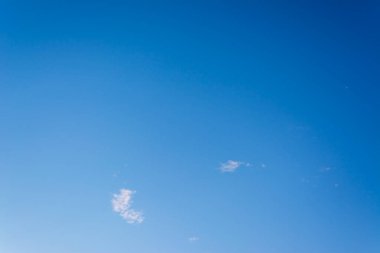 Arkaplan kullanımı için açık mavi gökyüzü ve beyaz bulutların gündüz görüntüsü