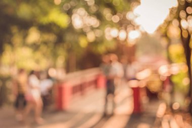 Arka plan kullanımı için Bokeh ile parkta yürüyen insanların klasik ton bulanık görüntüsü .