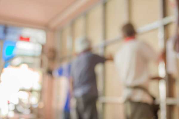 размытый образ людей, крепящих стены дома для фонового использования.