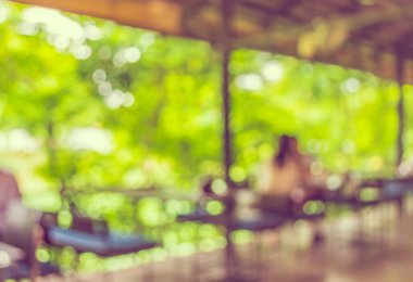 Arka plan kullanımı için yeşil ağaç bokeh ile gündüz vakti bulanık açık hava restoranının klasik ton görüntüsü .