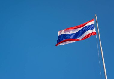 Arka plan için açık mavi gökyüzü ve sol tarafta kopyalama alanı olan Tayland bayrağı.