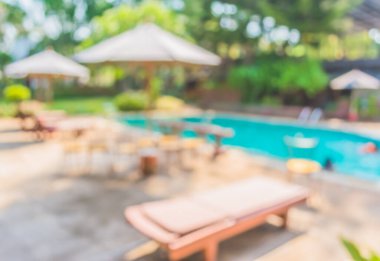 Arka plan kullanımı için Bokeh ile tatil köyündeki bulanık yüzme havuzu görüntüsü .