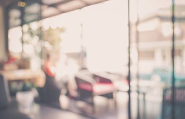 Oturma odasında oturan insanların klasik ton bulanık görüntüsü .