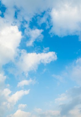 Beyaz bulutlu mavi gökyüzü arkaplanı .