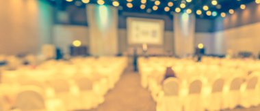 Arkaplan kullanımı için oditoryum odasının bulanık tonu.