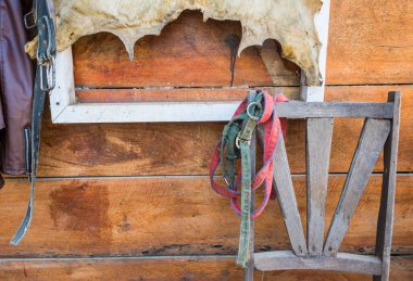 Eski sandalye ve at binme ekipmanları görüntüsü .