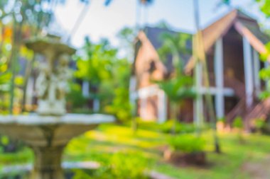 Yeşil ağaç ve arka plan kullanımı için çeşme bulunan soyut bulanık manzara oteli.