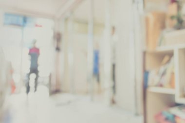 Arkaplan kullanımı için ev duvarını tamir eden insanların bulanık görüntüsü.