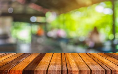 Arka plan kullanımı için yeşil ağaç bokeh ile gündüz vakti bulanık bir restoran görüntüsü .