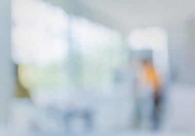 Arka plan kullanımı için oturma odasında oturan insanların bulanık görüntüsü.