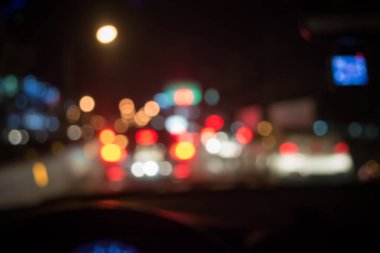 Arka plan kullanımı için gece vakti araba kullanan insanların bulanık görüntüsü. (içeriden fotoğraf çek)