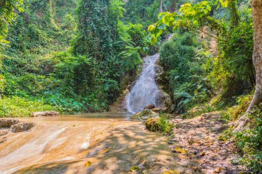 Şelale ve kayanın arkaplan kullanımı için gün içinde uzun pozlama görüntüsü.