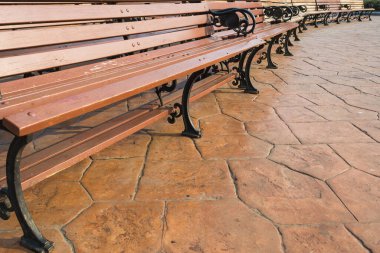 Parktaki boş bankın gündüz görüntüsü.