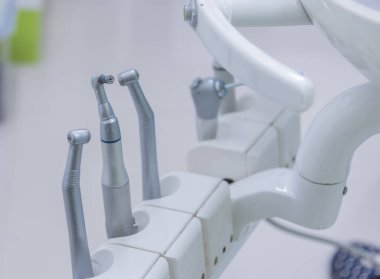 Arkaplanı bulanık olan dişçi araçlarının yakın plan görüntüsü.