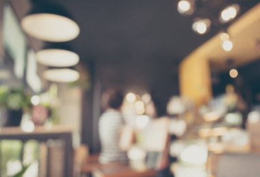 Bokeh imajı olan bir kafenin arka planı bulanık .