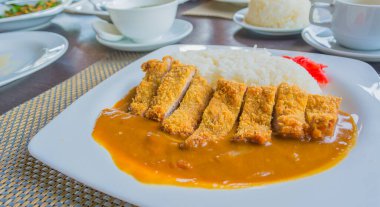 Japon usulü köri soslu kızarmış domuz eti..