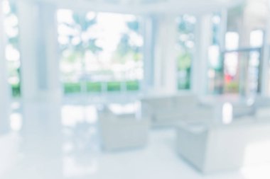 Arka plan kullanımı için masa ve kanepesi olan oturma odasının bulanık görüntüsü.