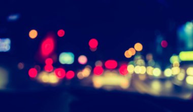 Arka plan kullanımı için gece vakti bulanık araba.