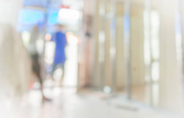 Arka plan kullanımı için insanların olduğu hastane ofis odasının bulanık görüntüsü.