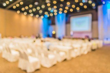 Arka plan kullanımı için oditoryum odasının bulanık görüntüsü.