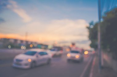 Arka plan kullanımı için gece yolda bulanık bir araba görüntüsü. (Klasik ton))