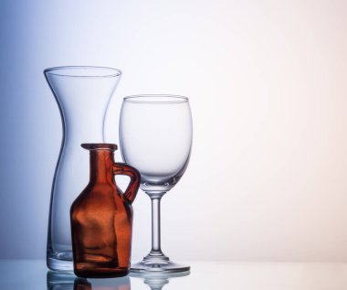 Üç farklı bardağın ve şişenin mavi renkli görüntüsünü vurgula.