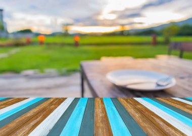 Arka plan kullanımı için gün batımı saatinde bulanık restoran masası.