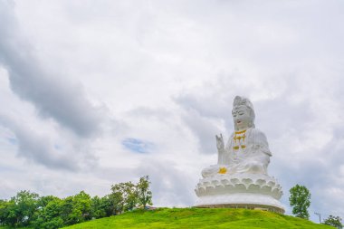 Guan Yin heykeli bulutlu gökyüzü Wat huay pla kang tapınağında, Chiangrai, Tayland.