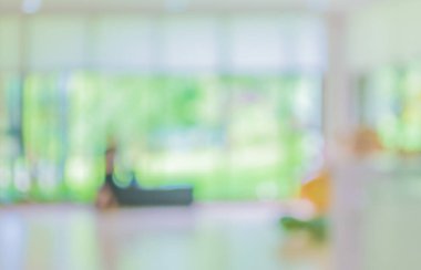 Arka plan kullanımı için oturma odasında oturan insanların bulanık görüntüsü.