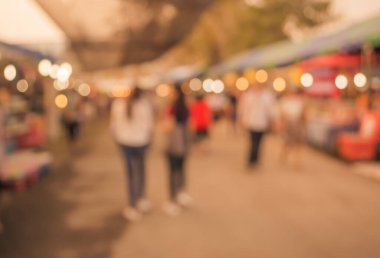 Caddedeki gece festivalinin klasik ton bulanık görüntüsü Bokeh ile bulanık arkaplan .