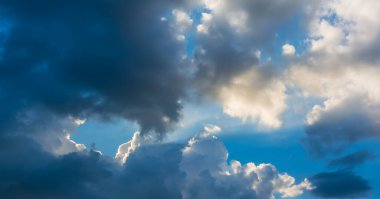 arkaplan kullanımı için mavi gökyüzü ve beyaz bulutların gündüz görüntüsü.