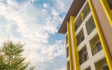 Arka plan kullanımı için modern lüks daireler (konut) gündüz zamanı.