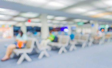 Havaalanı veya otobüs durağında bulanık sandalye bekleme alanı, arkaplan olarak kullan.