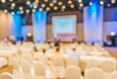 Arkaplan kullanımı için oditoryum odasının bulanık tonu.