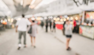 Caddedeki gece festivalinin klasik ton bulanık görüntüsü Bokeh ile bulanık arkaplan .