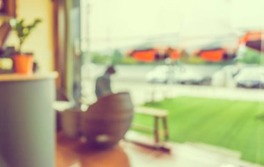 Arka plan kullanımı için Bokeh ile gündüz vakti kahve dükkanının bulanık görüntüsü .