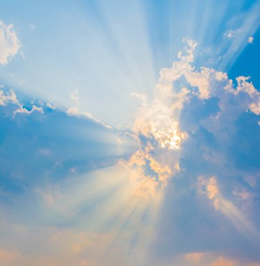 arkaplan kullanımı için gündüz vakti güneş ışığı ve mavi gökyüzü görüntüsü.