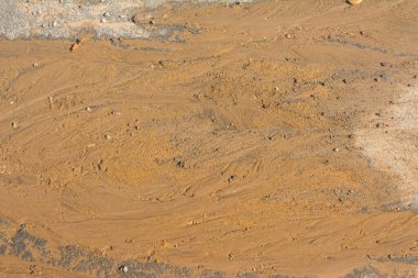 Arkaplan dokusu için ıslak kum ve kaya görüntüsü.