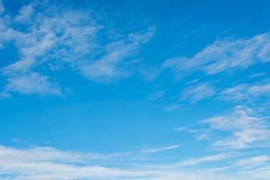 arkaplan kullanımı için mavi gökyüzü ve beyaz bulutların gündüz görüntüsü.