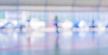 Bulanık bir geçmişi olan modern bir iş merkezinin lobisindeki insanların bulanık görüntüsü..